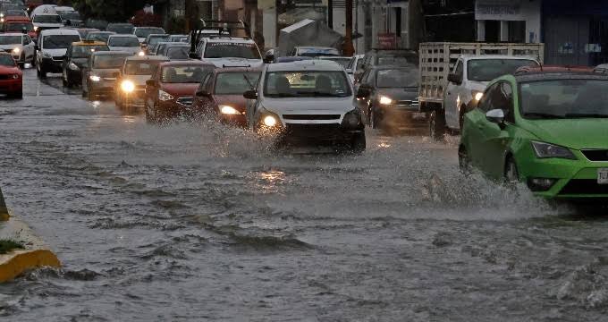 Tormenta en Puebla causa inundaciones y vehículos atrapados