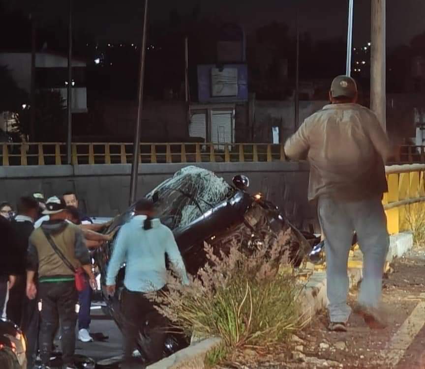 Ayudan vecinos a víctimas de volcadura en San Matías