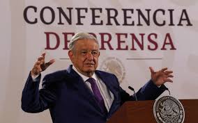 AMLO niega impacto de reforma judicial en economía y descalifica críticas 