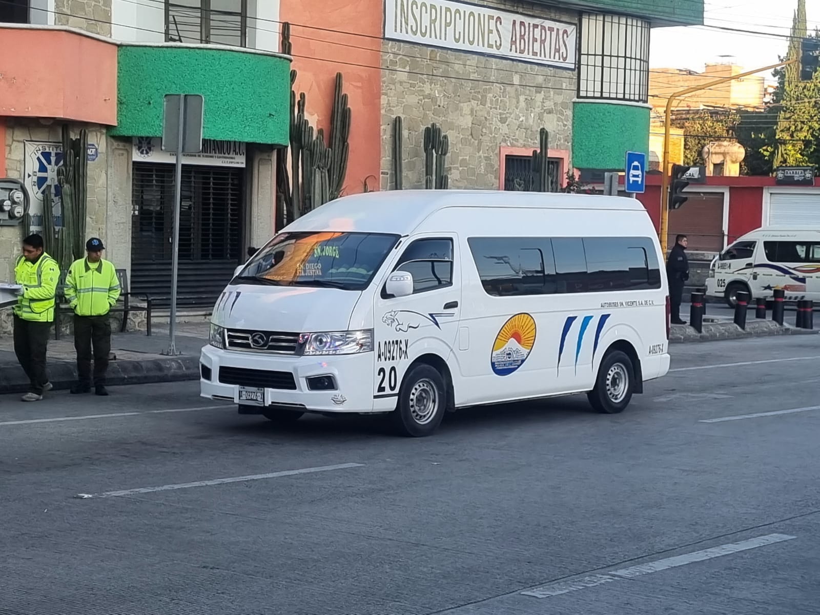Muere hombre de la tercera edad al interior de combi, en la central