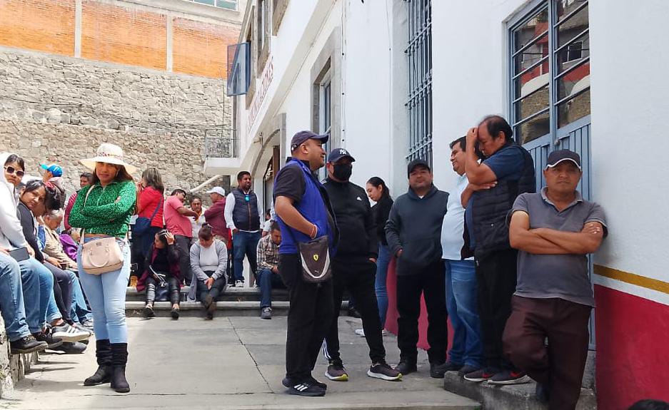 Continúan reclamos por presunta invasión de rutas de Flecha Azul, concesionarios se manifiestan en la SICT