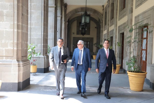 Gobernador de Puebla acude a encuentro para revisar avances de IMSS-Bienestar