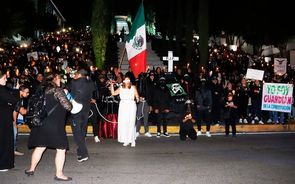 Con ataúd y verdugos, marchan trabajadores del PJF en Tlaxcala