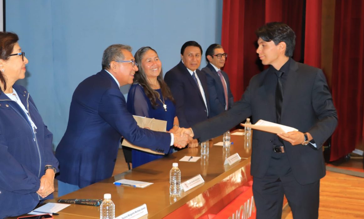 La UATx es un símbolo de identidad para nuestros egresados: Rector