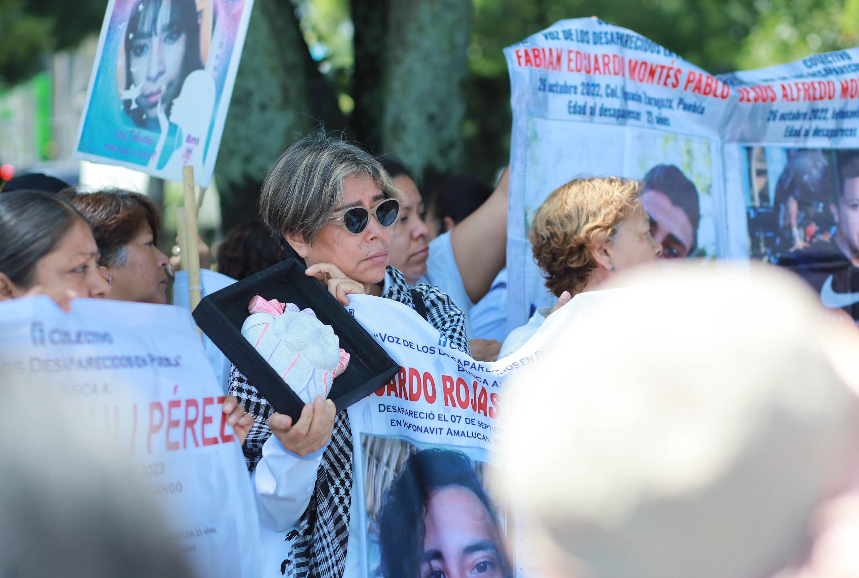 Marchan en Puebla familiares de desaparecidos en conmemoración del Día Internacional de las Víctimas de Desapariciones Forzadas