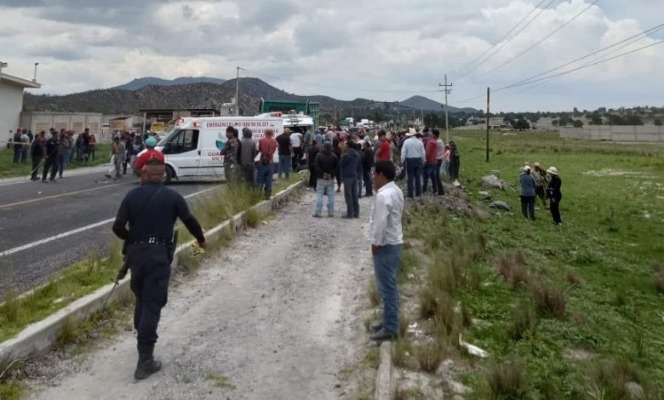 Mueren nueve personas en Puebla tras choque entre combi y Tortón