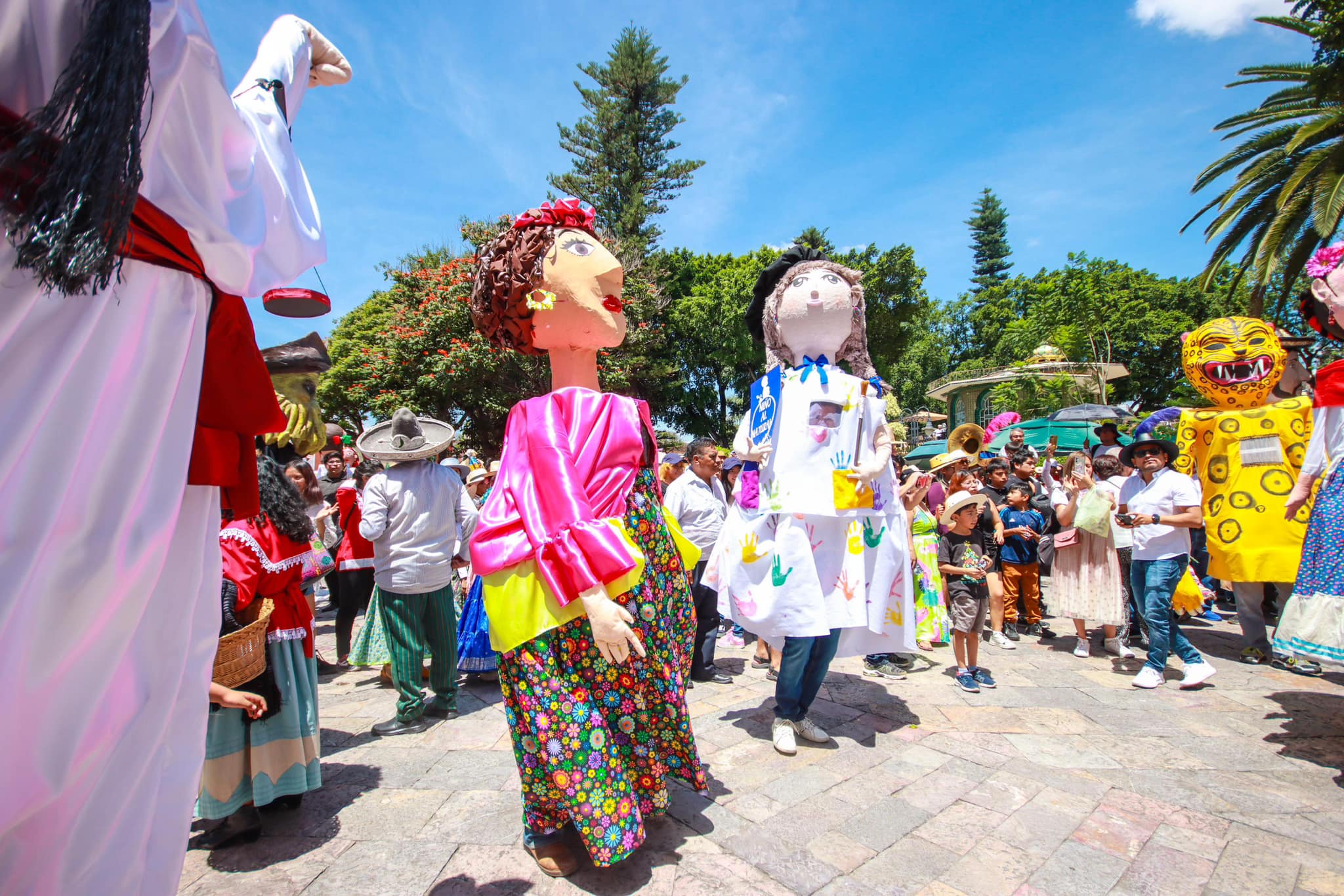 Más de 75 mojigangas participaron en el desfile de Atlixco 