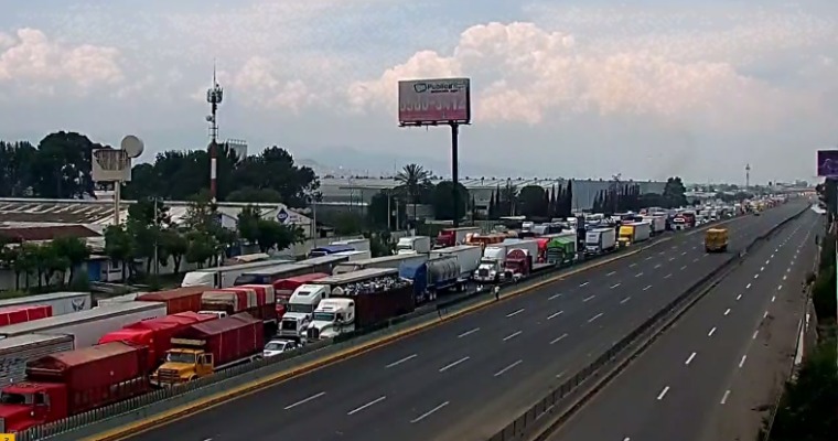 Cumple más de 24 horas bloqueo en la México-Puebla