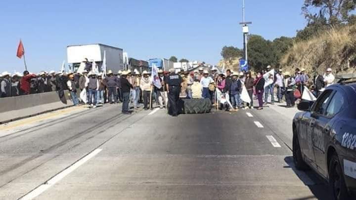 "¡Pago justo!" Ejidatarios mantienen bloqueos viales, casi 24 horas de caos