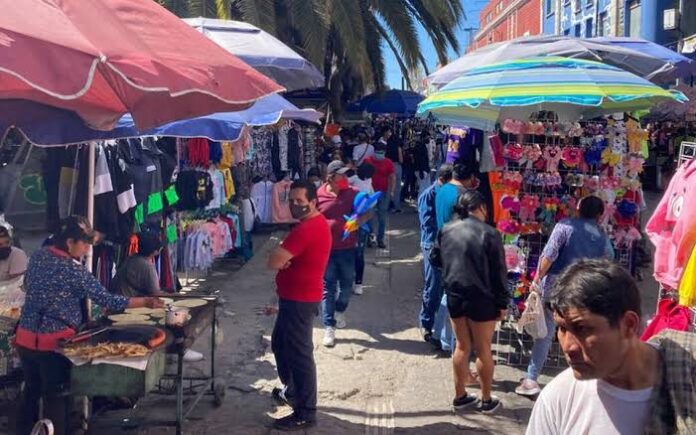 Comercio Formal afectado por permisos a vendedores informales en el centro Histórico