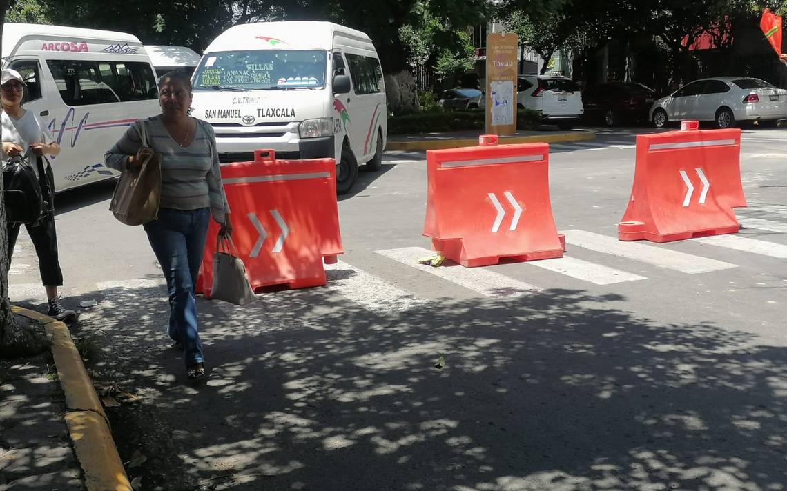 Por cierre de calle, circula transporte público por Plaza de la Constitución