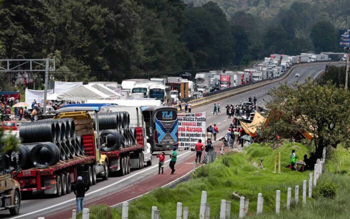 Estiman pérdidas de millones de pesos tras bloqueo de autopista México – Puebla 