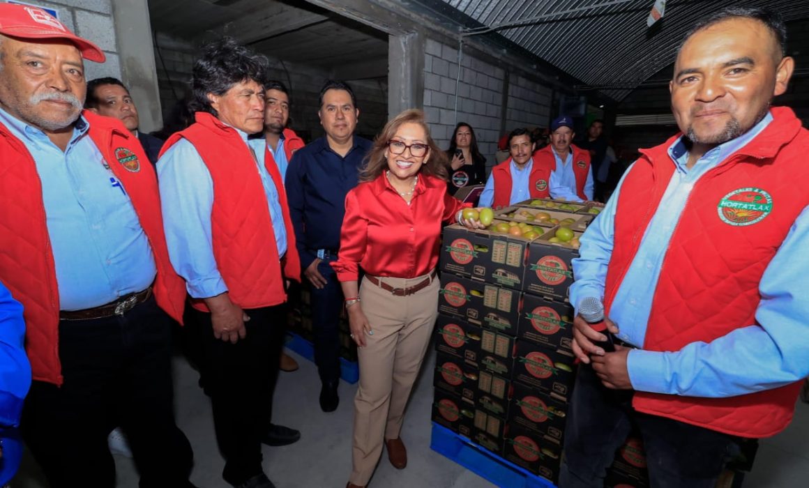Presencia Lorena Cuéllar producción de jitomate de empresa tlaxcalteca
