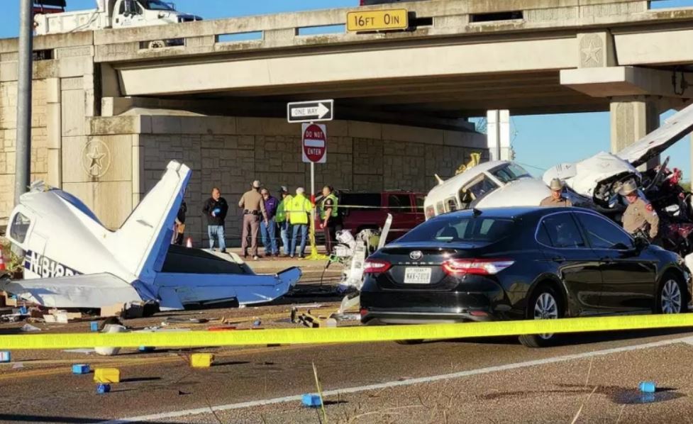 Avioneta se estrella contra tres vehículos en Texas: Cuatro heridos