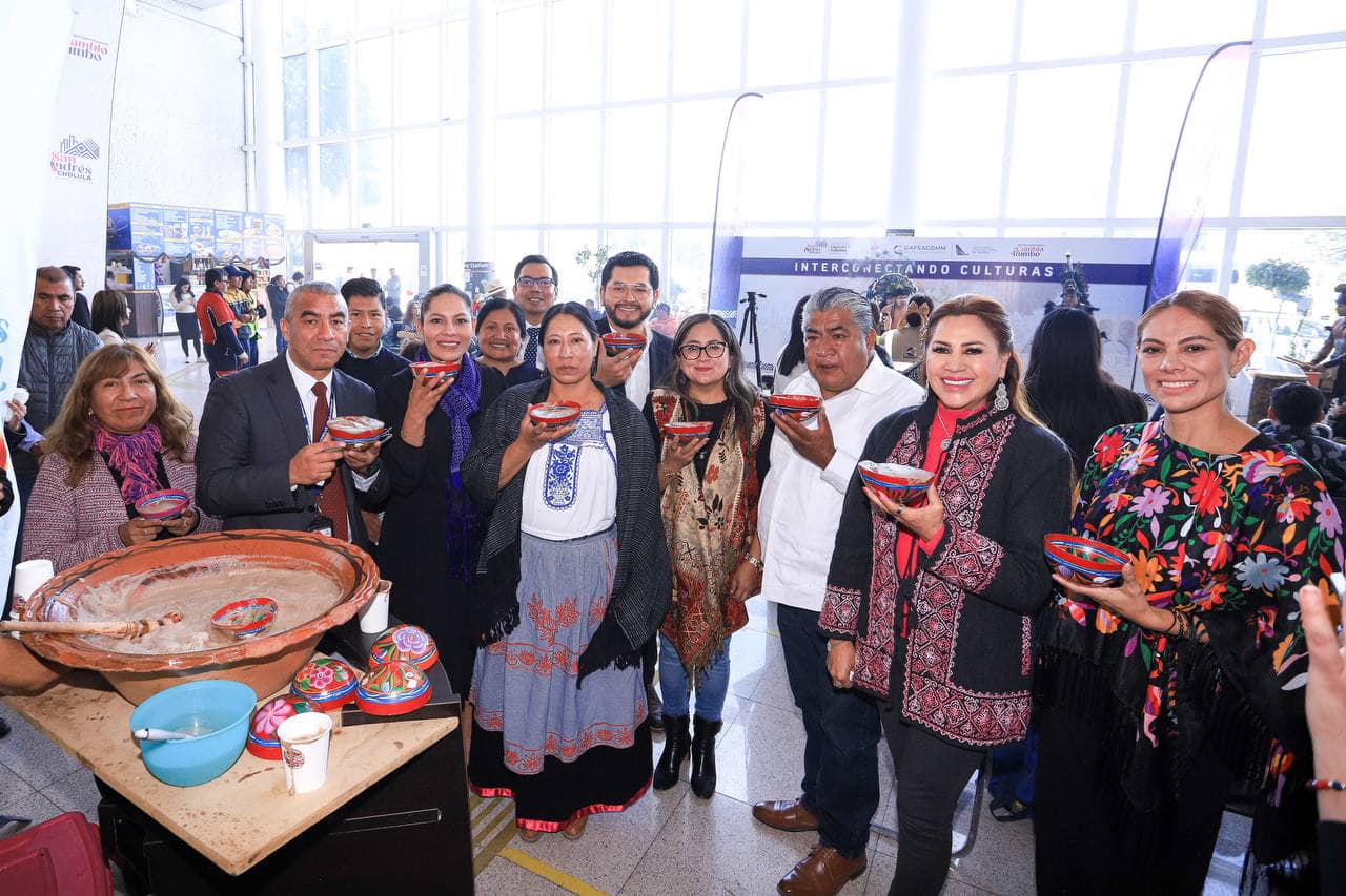 Inauguran mural "Interconectando Culturas" en aeropuerto internacional Hermanos Serdán
