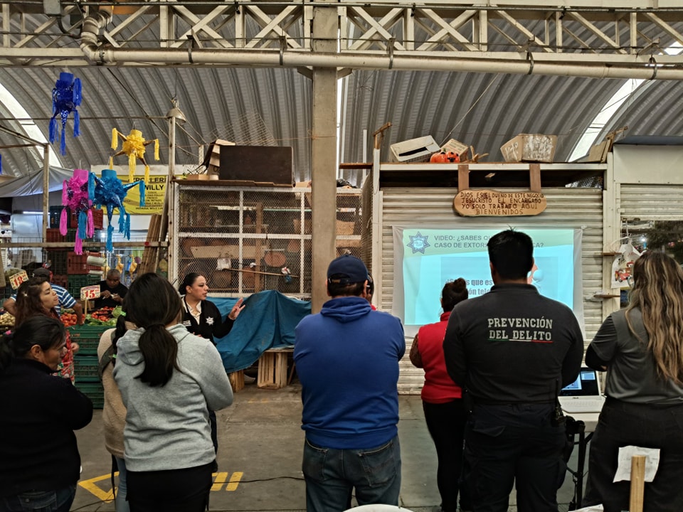 Capacitación en prevención de delitos para locatarios del Tianguis de Santiago Mixquitla