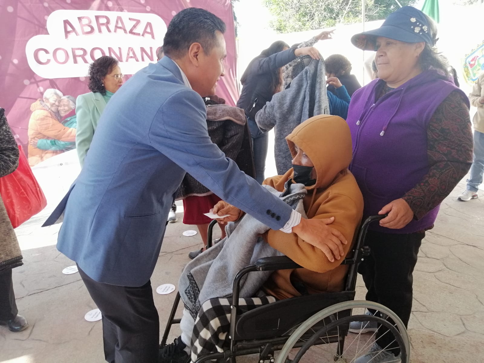 Armando Aguirre entrega chamarras a adultos mayores de Coronango: Un reconocimiento a su esfuerzo y ejemplo