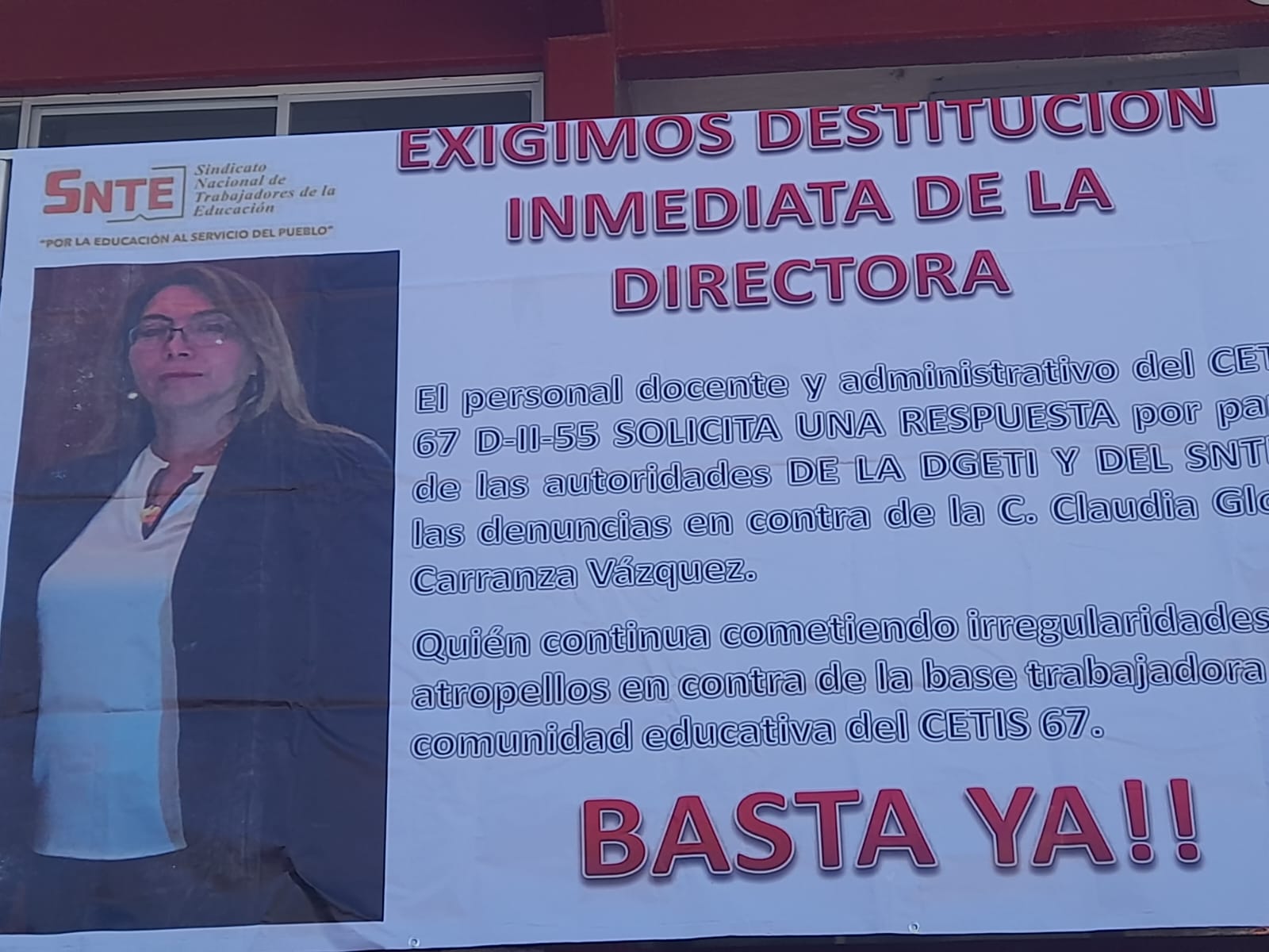 Padres de familia, maestros y administrativos se manifiestan en el CETis 67 de San Pedro Cholula