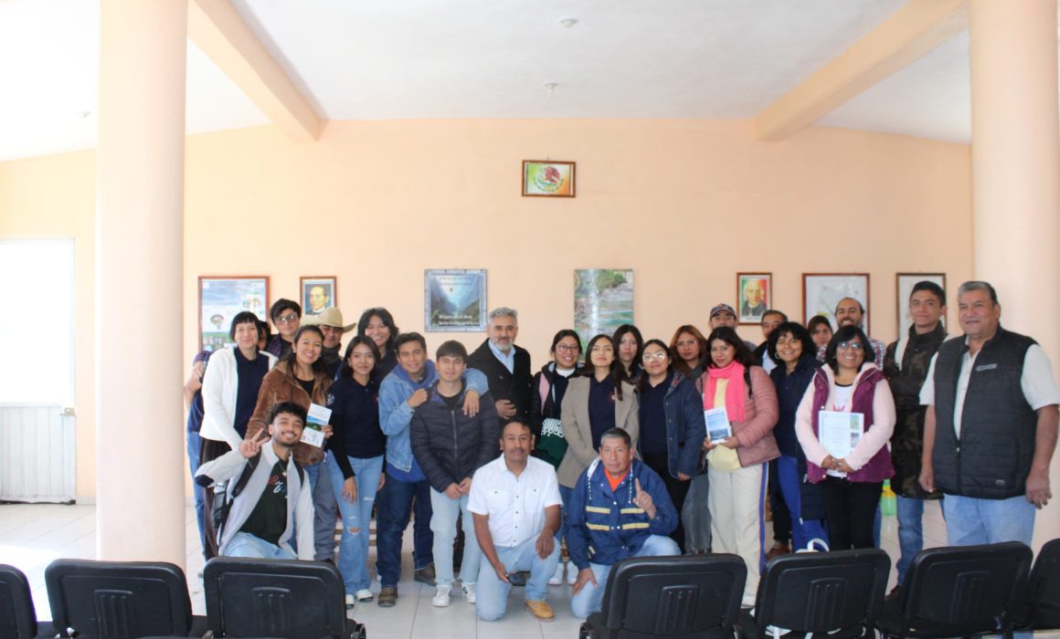 Estudiantes de la UATx entregan recursos educativos y ecológicos en Puebla