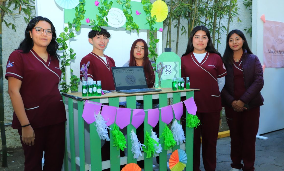 UATx celebra el XI aniversario de la Licenciatura en Química Clínica con eventos académicos y reconocimiento a profesionales