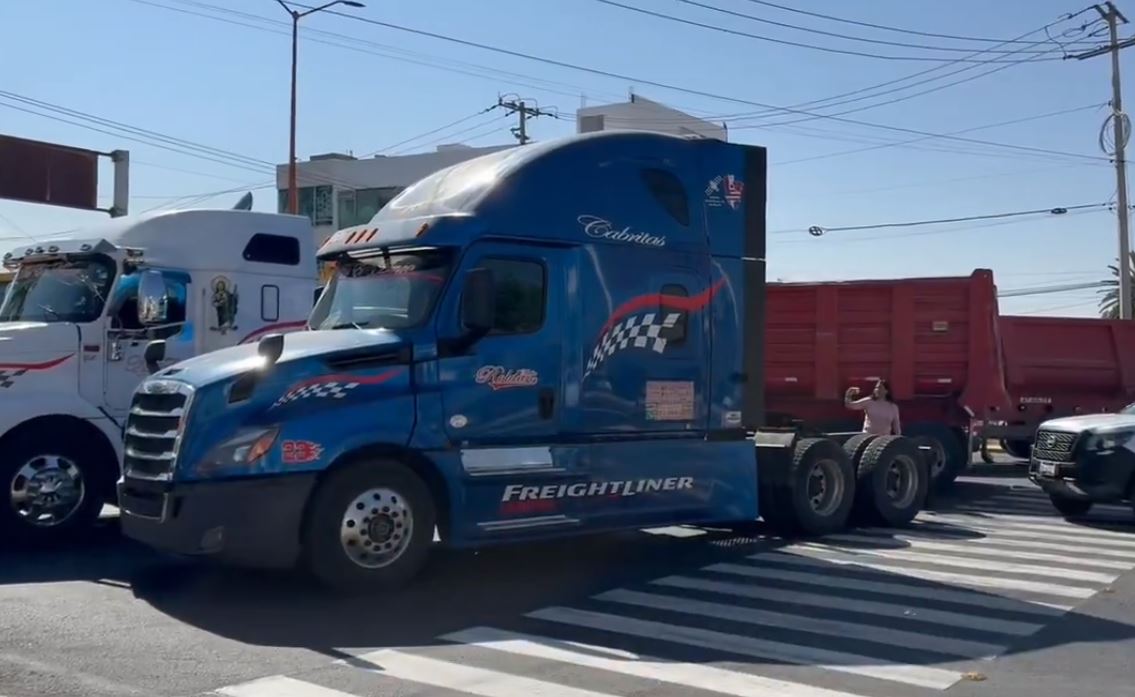 Transportistas bloquean Bulevar Forjadores por agresión y extorsión vial