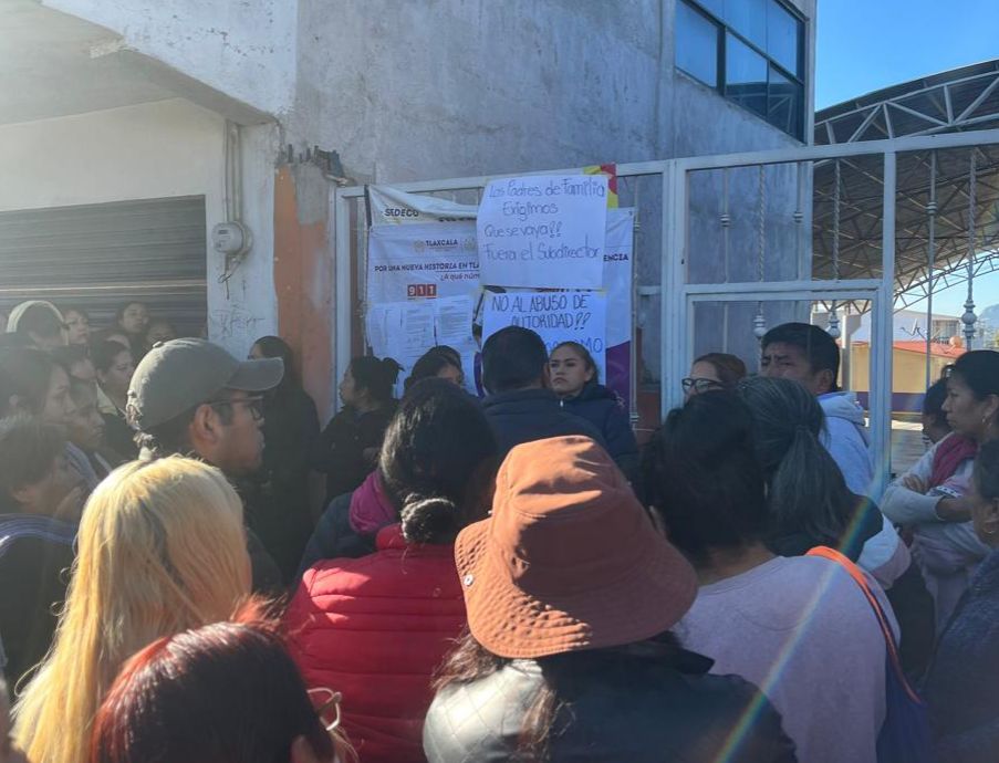 Padres de familia exigen la destitución del subdirector de la primaria "Ricardo Flores Magón" por actitud machista y prepotente