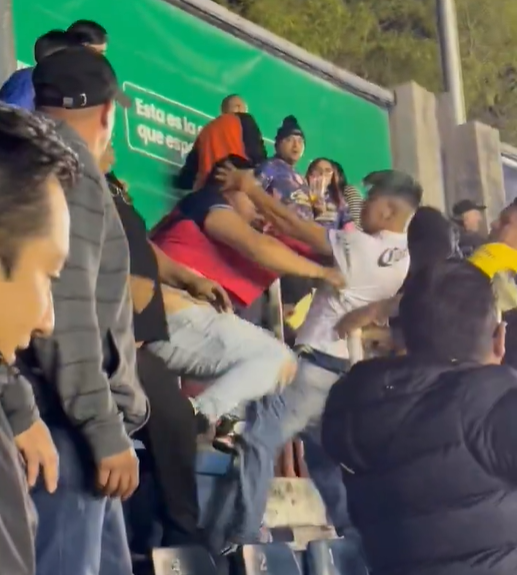 Pelea entre aficionados de América y Cruz Azul en la semifinal del Apertura 2024