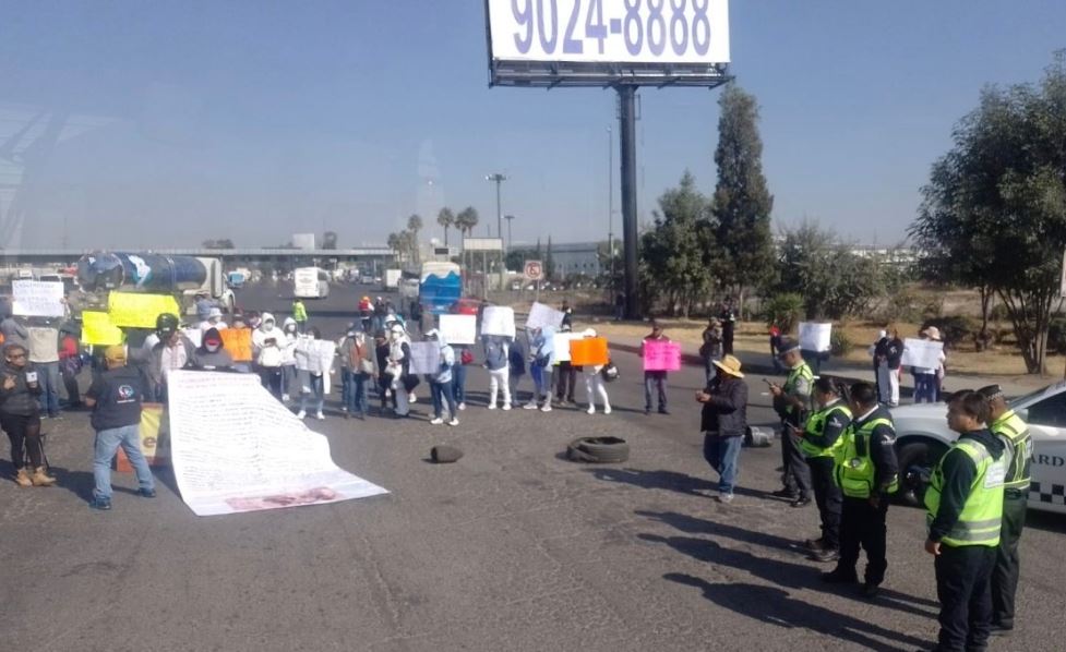 Bloqueo en la autopista México-Querétaro por manifestación en Tepotzotlán