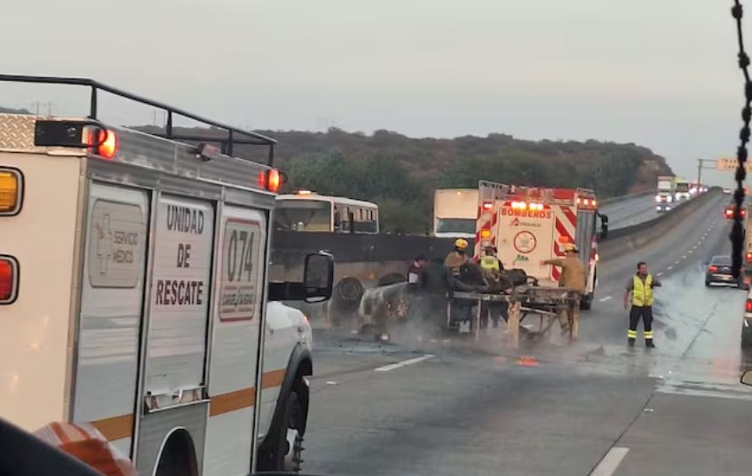 Incendio de camioneta cierra autopista México-Querétaro; tránsito restablecido