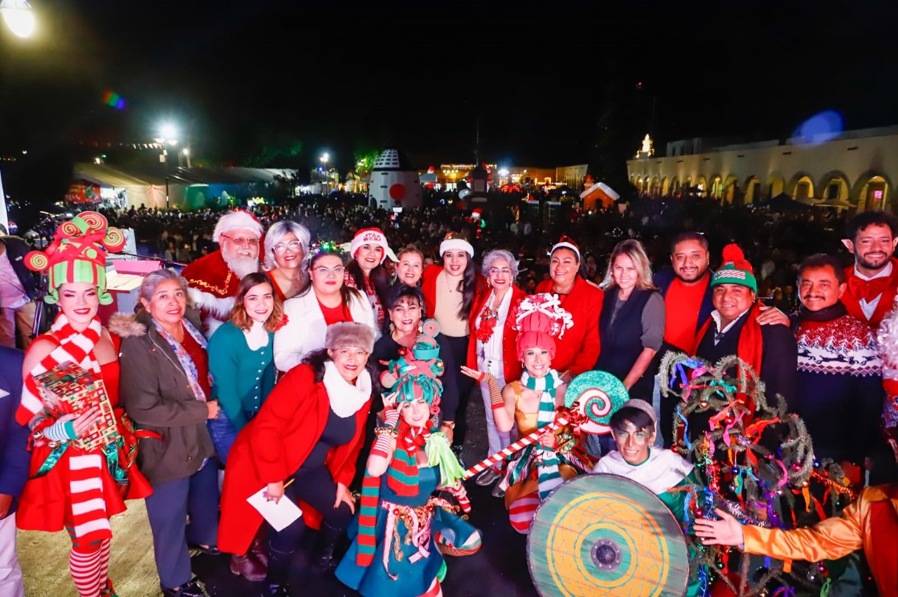 Tonantzin Fernández encabeza encendido del Árbol de Navidad en San Pedro Cholula