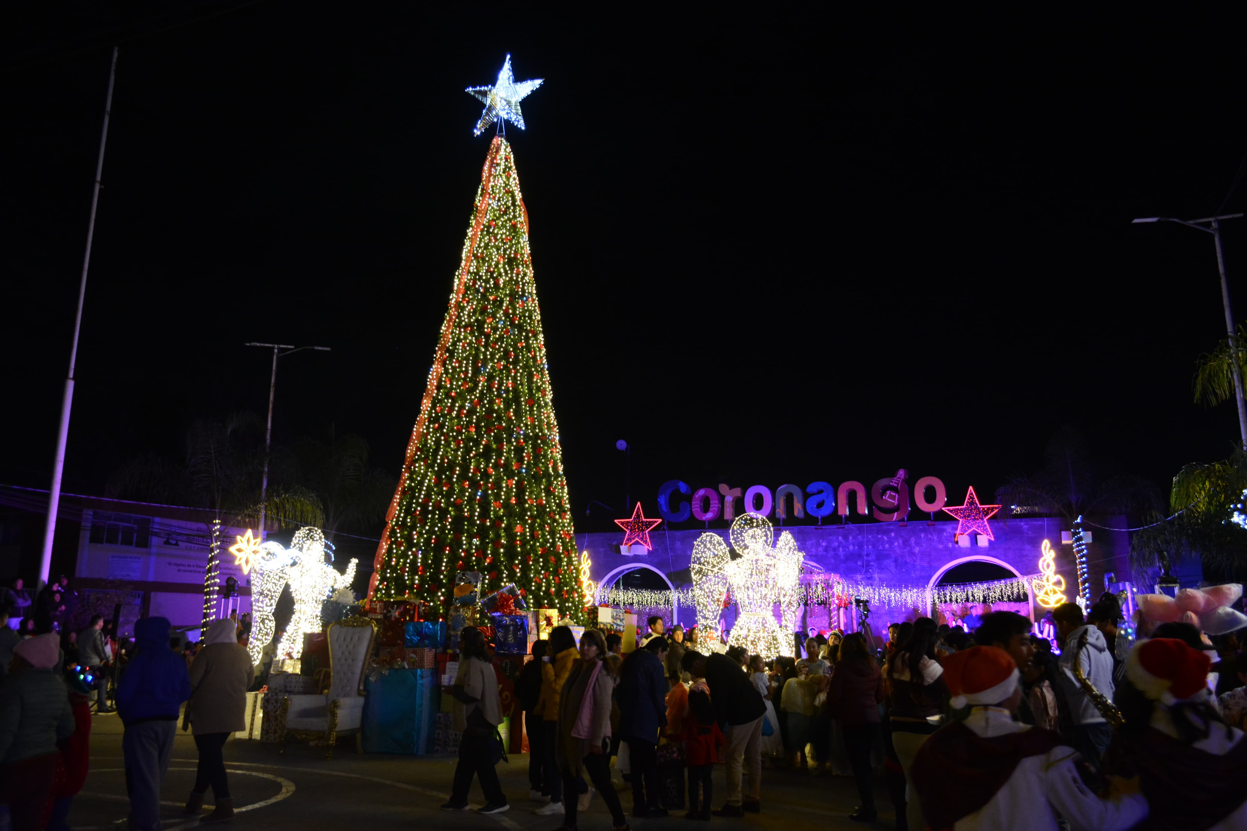 Armando Aguirre enciende el Árbol de Navidad en Coronango