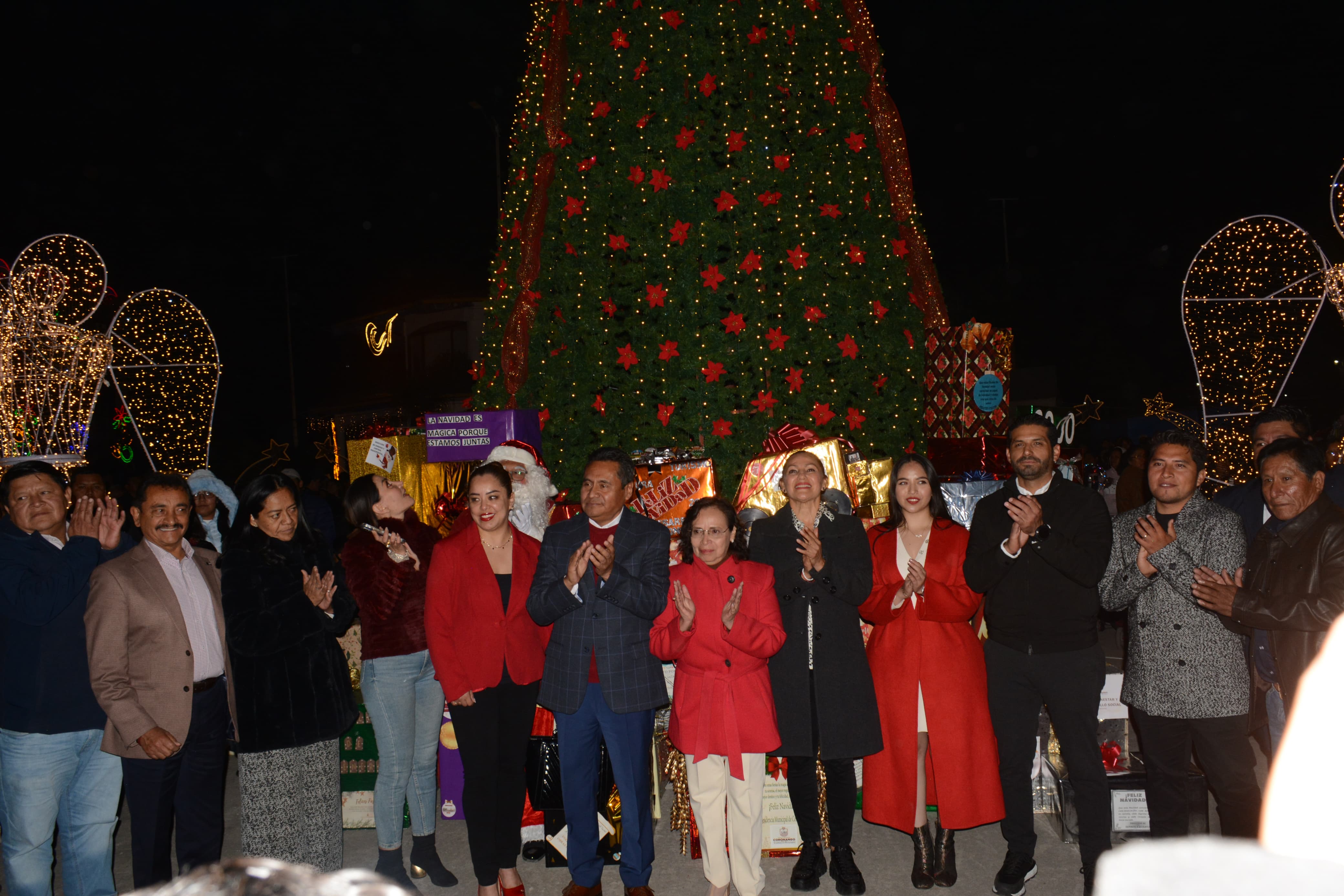 Armando Aguirre enciende el Árbol de Navidad en Coronango