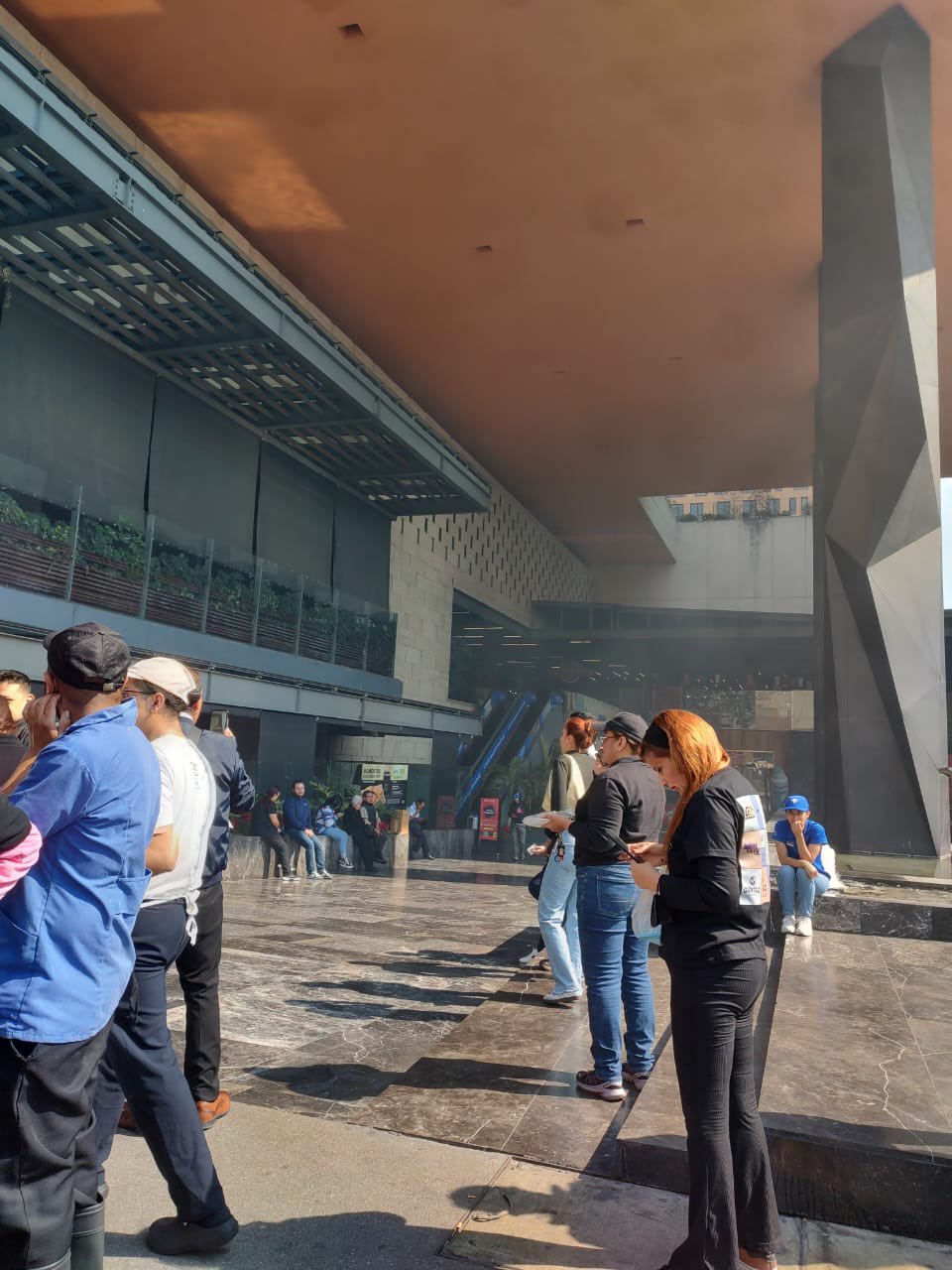 Incendio en Plaza Miyana de la CDMX: Bomberos controlan el fuego en la colonia Granada