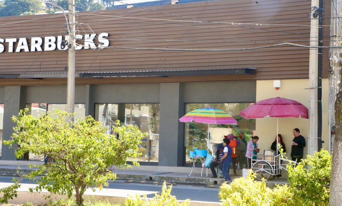 Vendedores Ambulantes de Tlaxcala Confían en que Starbucks No Afecte sus Ventas