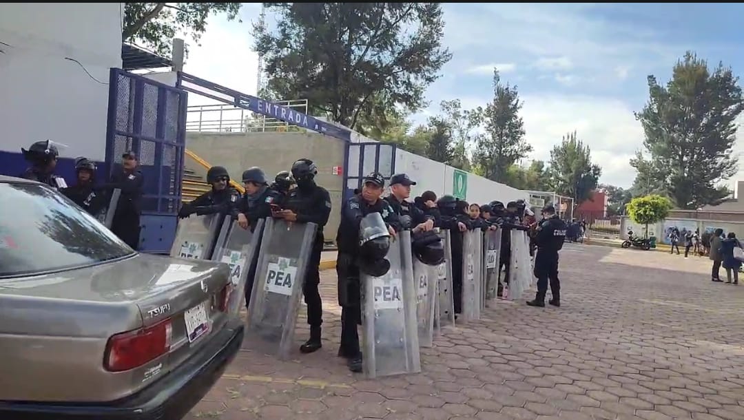 Siguen bloqueos en la SEPE-USET; policías blindan instalaciones