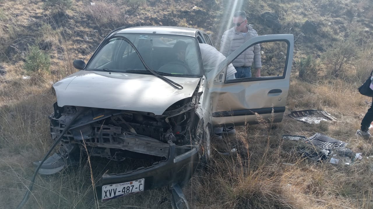 Dos hombres y una mujer lesionados deja volcadura en la Apizaco-Tlaxco