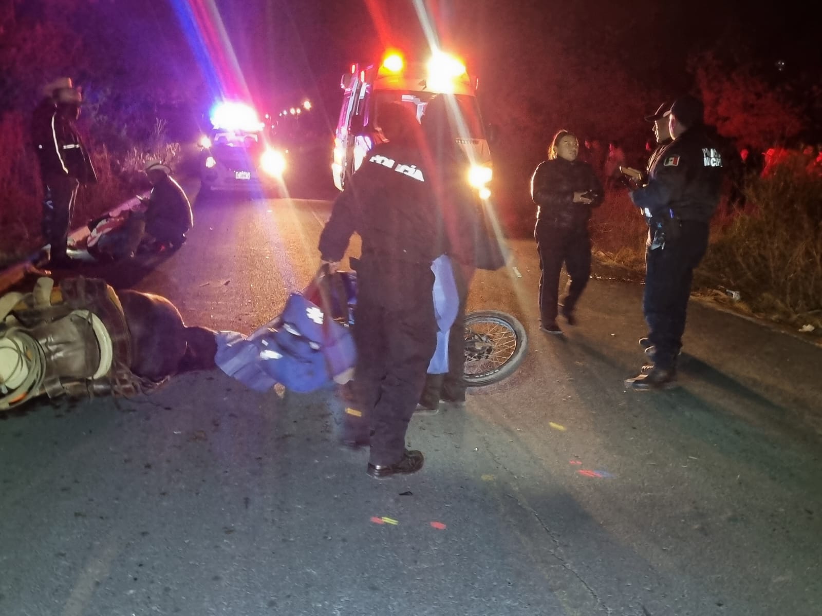 Muere menor de edad tras chocar su motocicleta contra un equino, en Ixtacuixtla