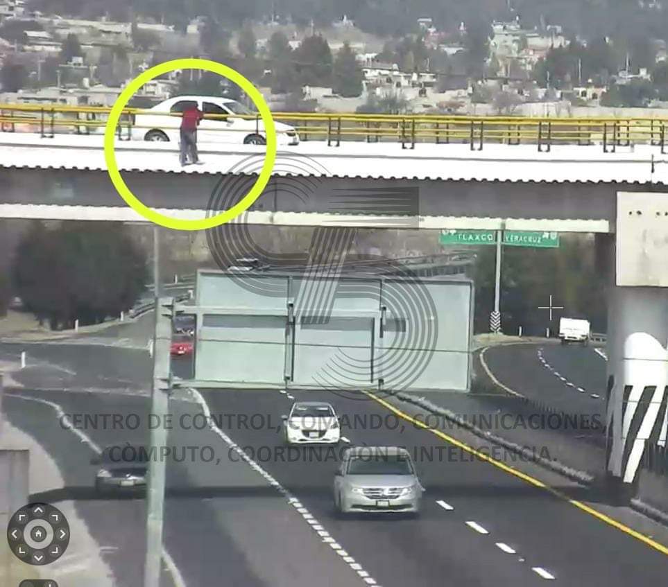 Evitan que sujeto se arroje desde un puente en Apizaco