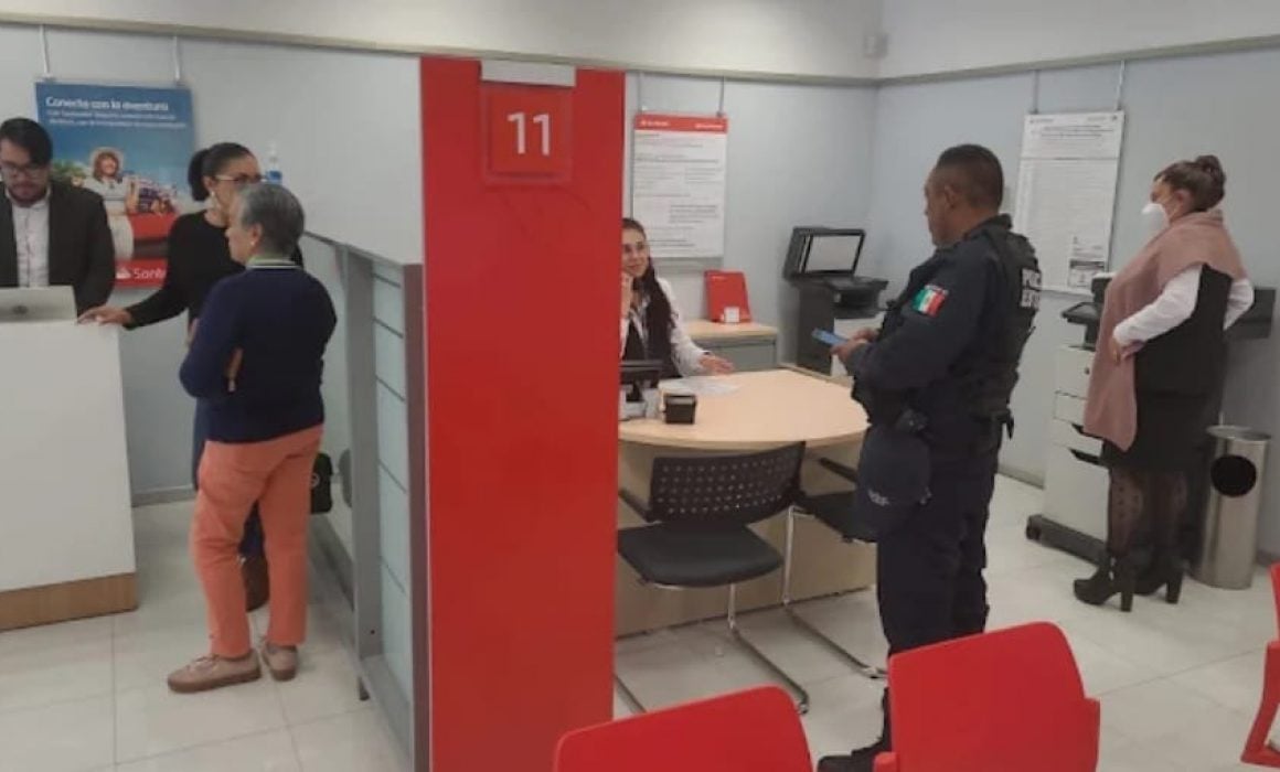 Falsa llamada de emergencia moviliza a policías en banco de Apizaco