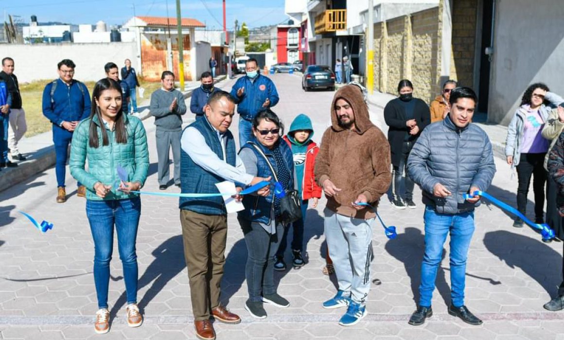 Entrega Ángelo Gutiérrez obra de adoquín en la calle Allende en Tecolotla