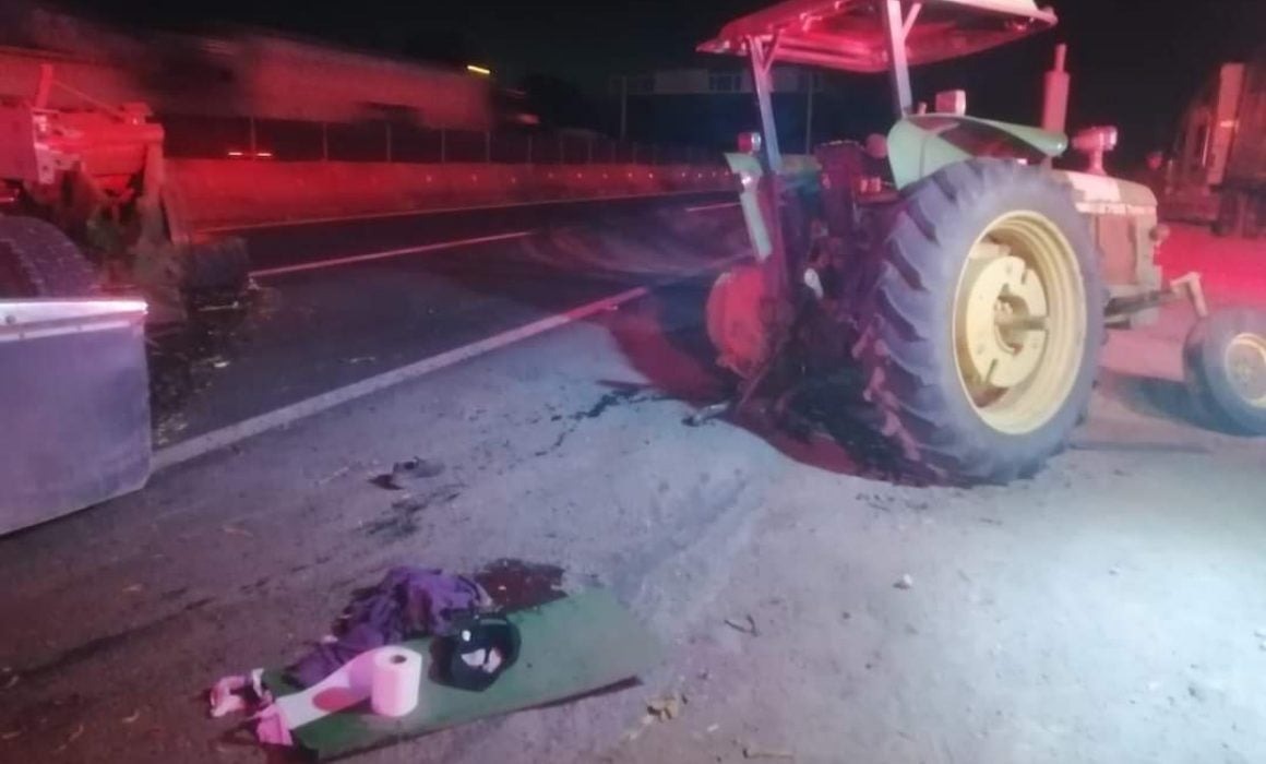 Embiste tráiler a pareja de adultos mayores a bordo de tractor en Xaltocan