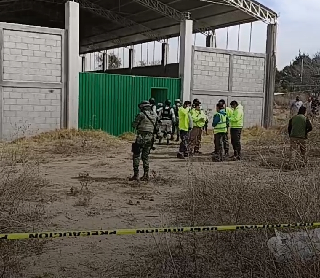 Masivo rescate de migrantes en Coaxomulco, traficantes los escondieron en una bodega