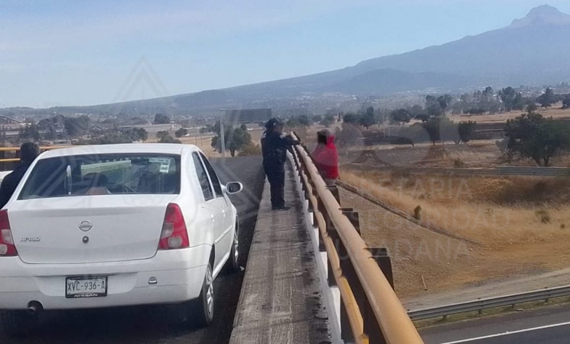 Policías evitan que poblano se arroje de puente en puente en Tzompantepec