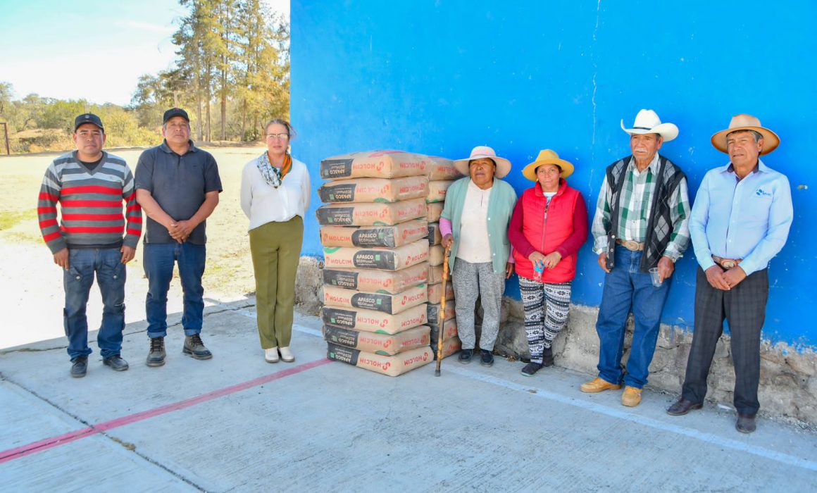 Entrega Huamantla material de construcción a ejidatarios de José María Morelos