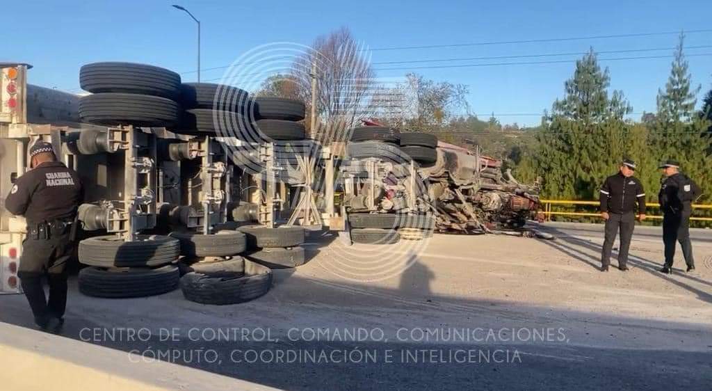 Aparatosa volcadura de trailer en la Apizaco-Tlaxcala provoca intenso embotellamiento