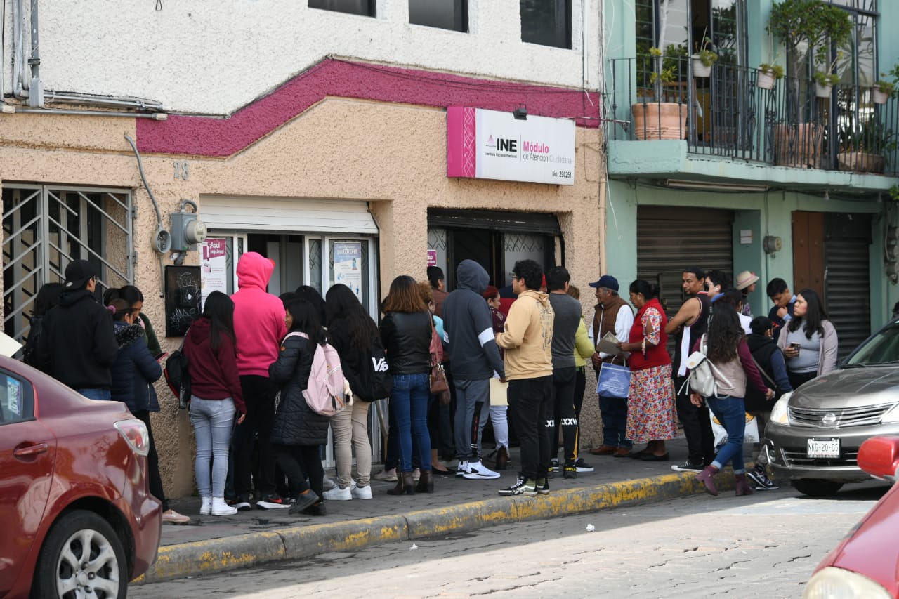 Continúan largas filas para tramitar o actualizar INE en Tlaxcala