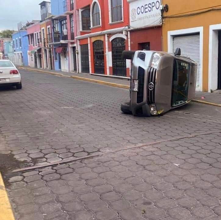 Tras colision, vuelca auto en la capital y resulta lesionado