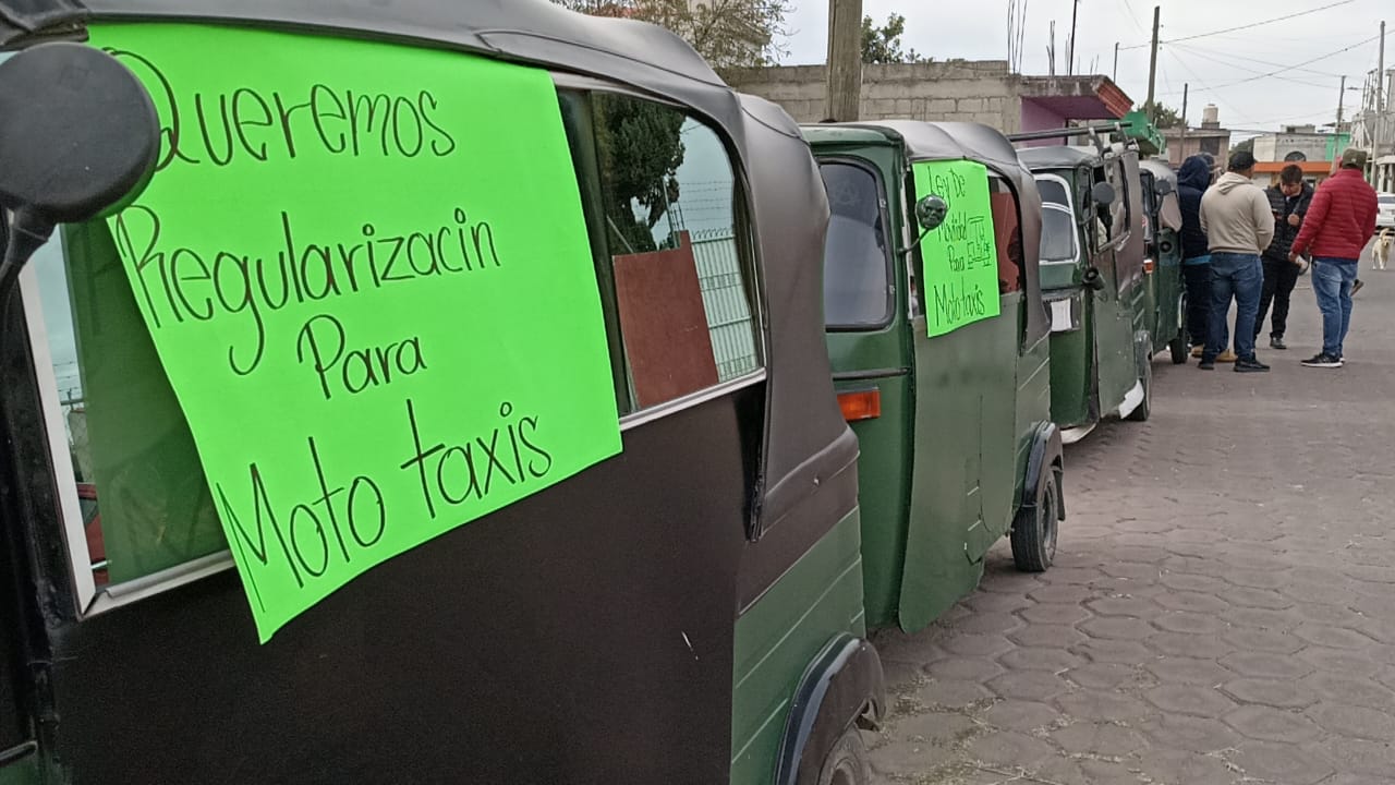 Se manifiestan mototaxistas en foros de Movilidad, en Zacatelco