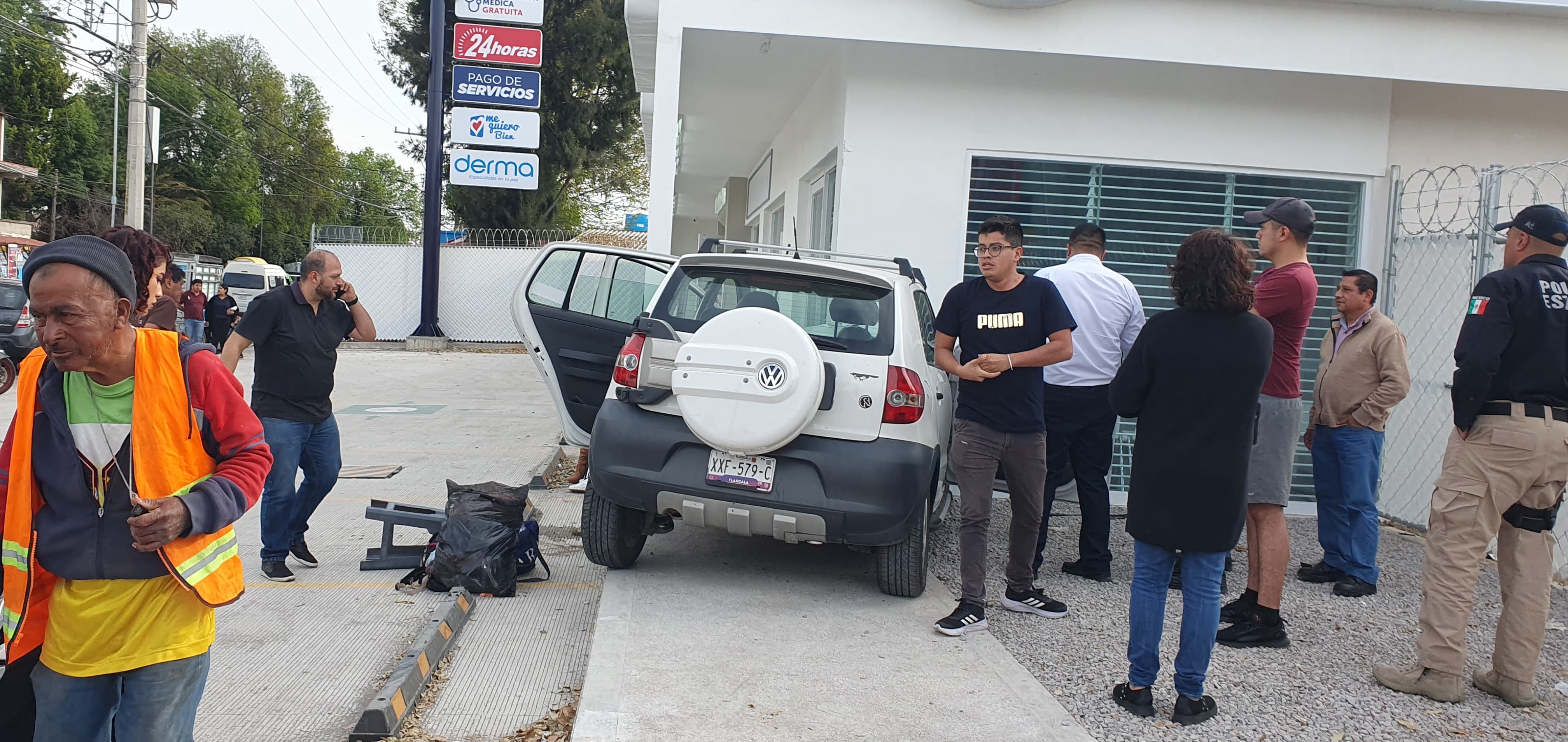 Mujer provoca accidente, intenta huir y choca vs farmacia del Ahorro, en Acuitlapilco