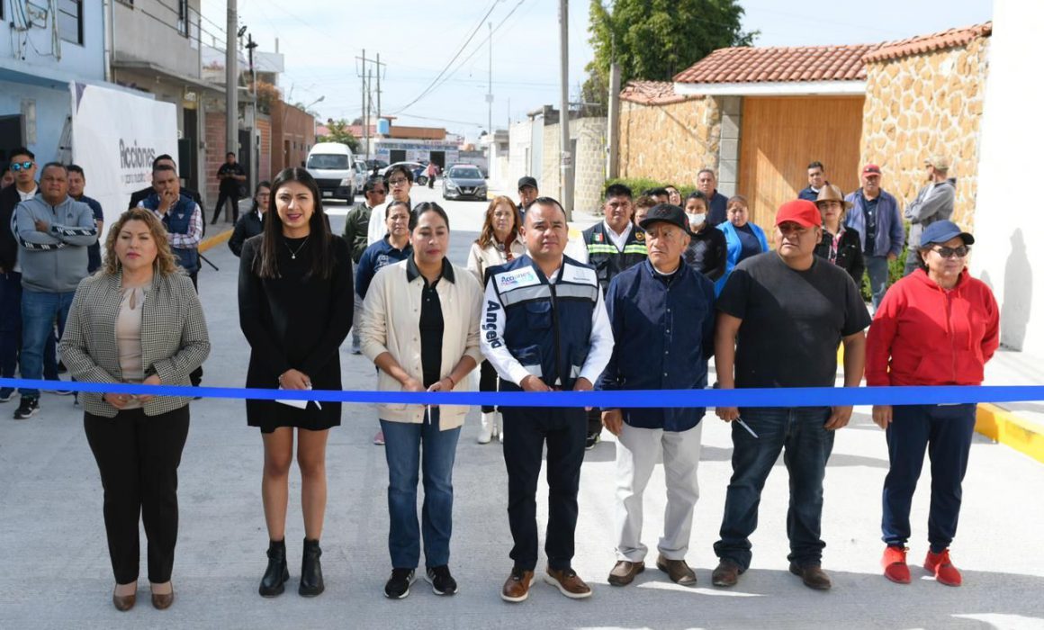 Entrega Ángelo Gutiérrez rehabilitación de la calle de Jesús en Tlatempan